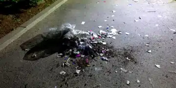Lixo e papeis no chão