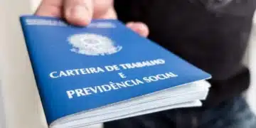 Homem segurando carteira de trabalho