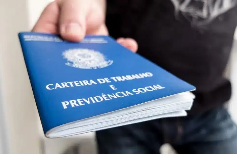 Homem segurando carteira de trabalho