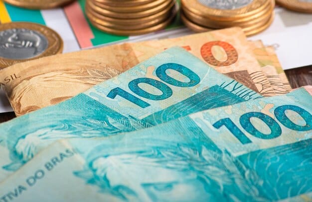 cinquenta, cem reais e moedas de um real