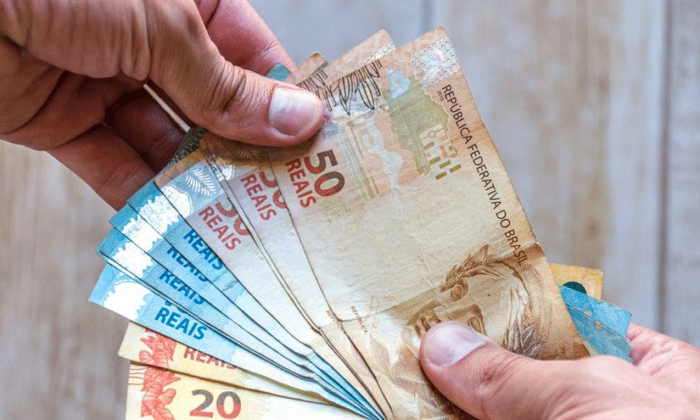 notas de cem, cinquenta e vinte reais