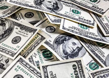 Entenda como a variação cambial do dólar é impactada por indicadores econômicos como IPCA-15