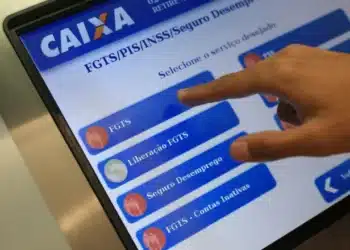 tablet aberto em várias opções do menu da Caixa Econômica Federal
