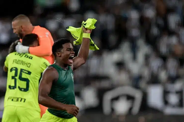 Jogador Endrick comemorando título em campo