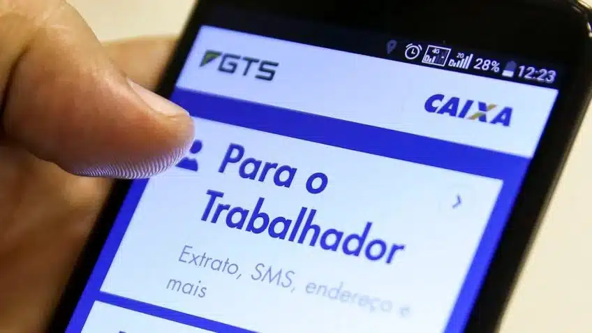 tela do celular aberta no aplicativo do FGTS para fazer o saque calamidade da Caixa Econômica Federal