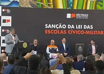 Governador Tarcísio de Freitas sanciona lei das escolas cívico-militares no Palácio dos Bandeirantes
Imagem: 27.mai.2024-Caíque Alencar/UOL
