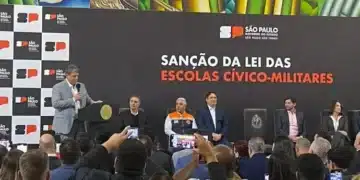 Governador Tarcísio de Freitas sanciona lei das escolas cívico-militares no Palácio dos Bandeirantes
Imagem: 27.mai.2024-Caíque Alencar/UOL