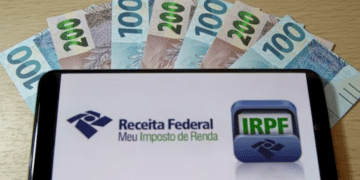 Aplicativo da Receita Federal com notas de dinheiro
