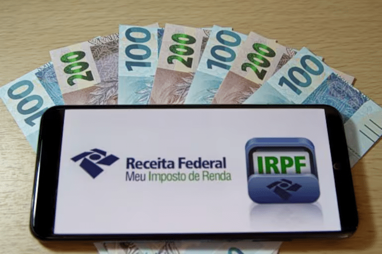 Aplicativo da Receita Federal com notas de dinheiro