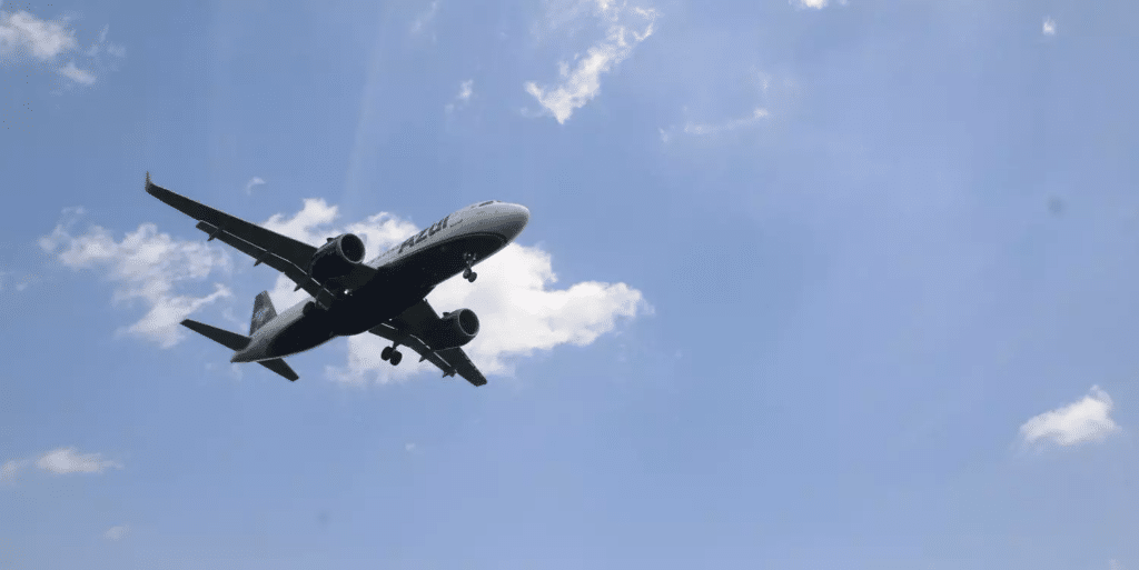 avião voando