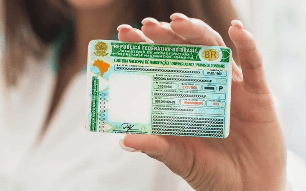 pessoa segurando carteira de habilitação