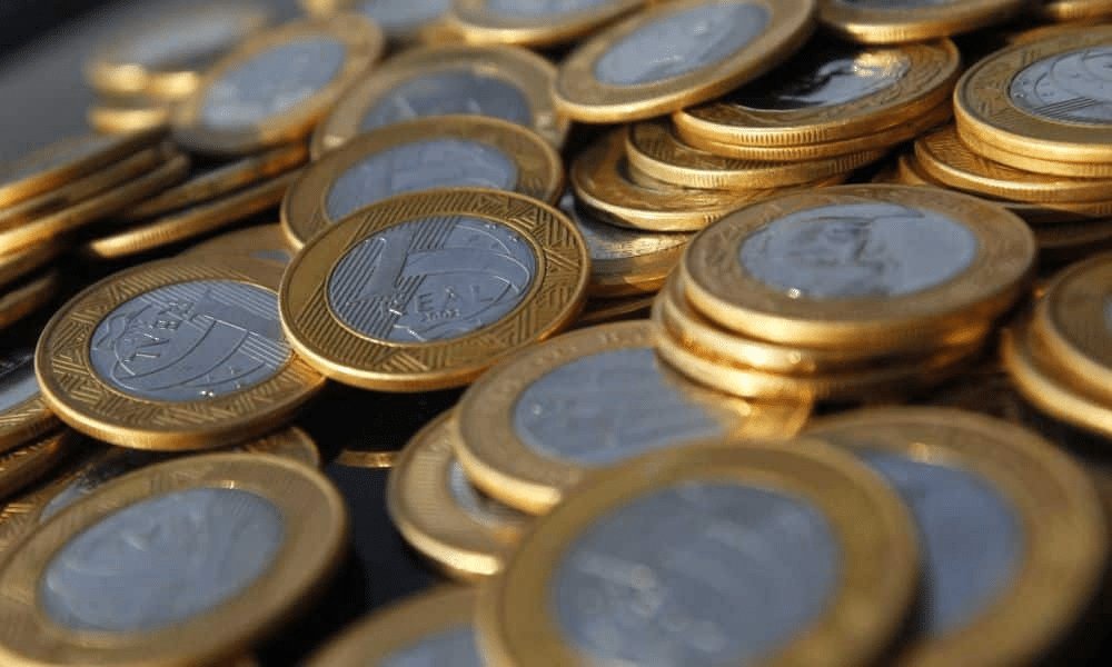 moedas de 1 real em cima da mesa
