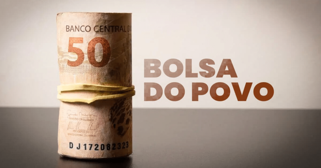 Imagem de uma nota de R$50 em péenrolada e atada em elástico. Ao ado escrito Bolsa do Povo