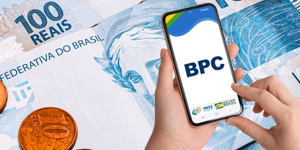 Imagem de notas de dinheiro ao fundo e a frente as mãos de uma pessoa acessando o celular no site BPC