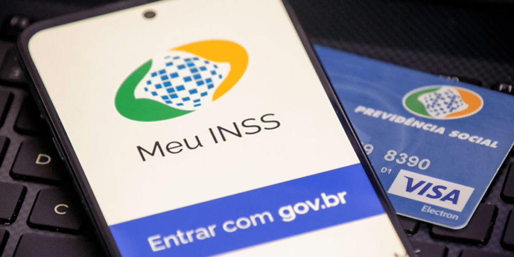 Imagem do celular no app Meu INSS e cartão da providencia social 