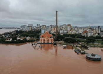 Imagem aérea mostrando o Lago Guaíba e a Usina do Gasômetro em POrto Alegre