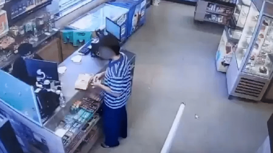 Imagens de Câmera de segurança mostram adolescente que matou os pais no mercado