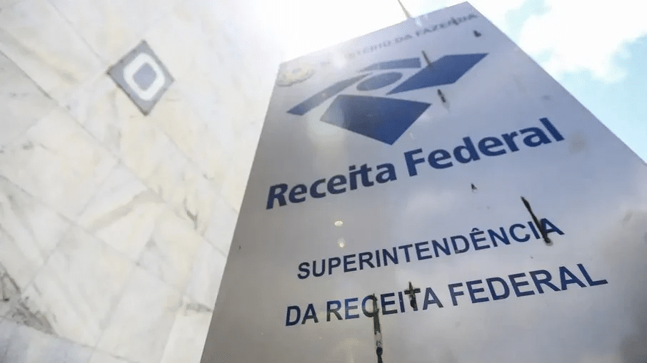 Pilar em frente a Receita Federal
