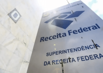 Pilar em frente a Receita Federal