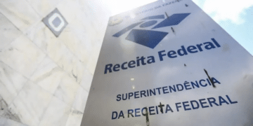 Pilar em frente a Receita Federal