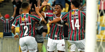 Jogadores do Fluminense comemoram em campo