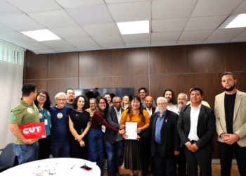 Pessoas participam de reunião e gabinete do Governo Federal