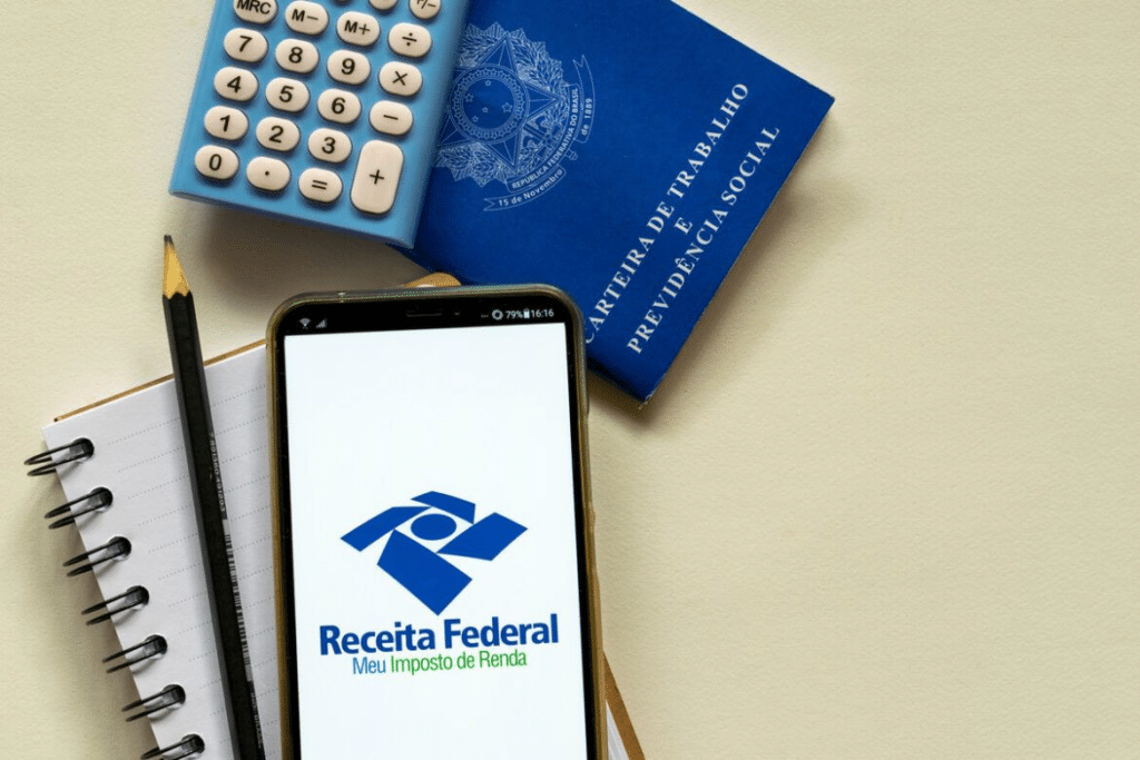celular em cima da mesa no aplicativo da receita federal