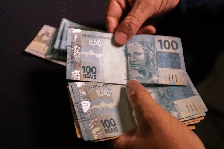 Pessoa segurando notas de dinheiro
