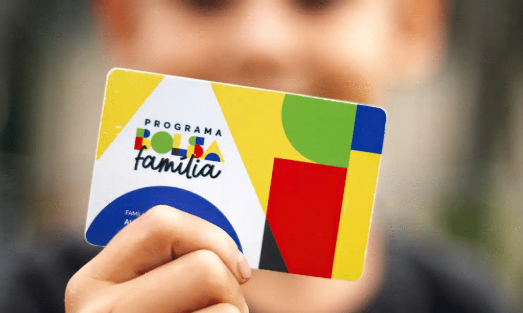 pessoa segurando cartão do bolsa família