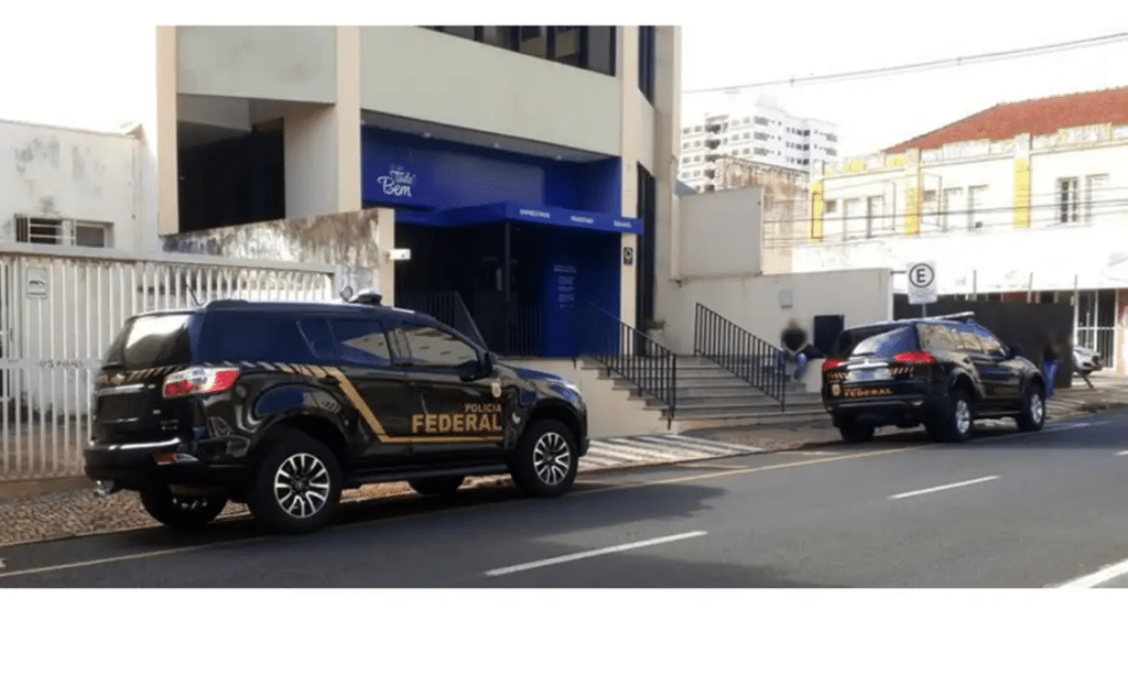Carros da Policia Federal realizam operação