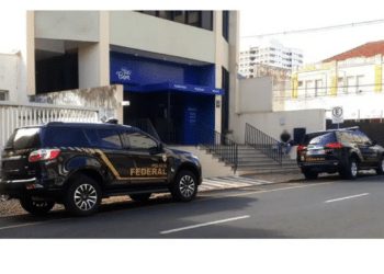 carros da PF realizam operação contra fraudes do INSS