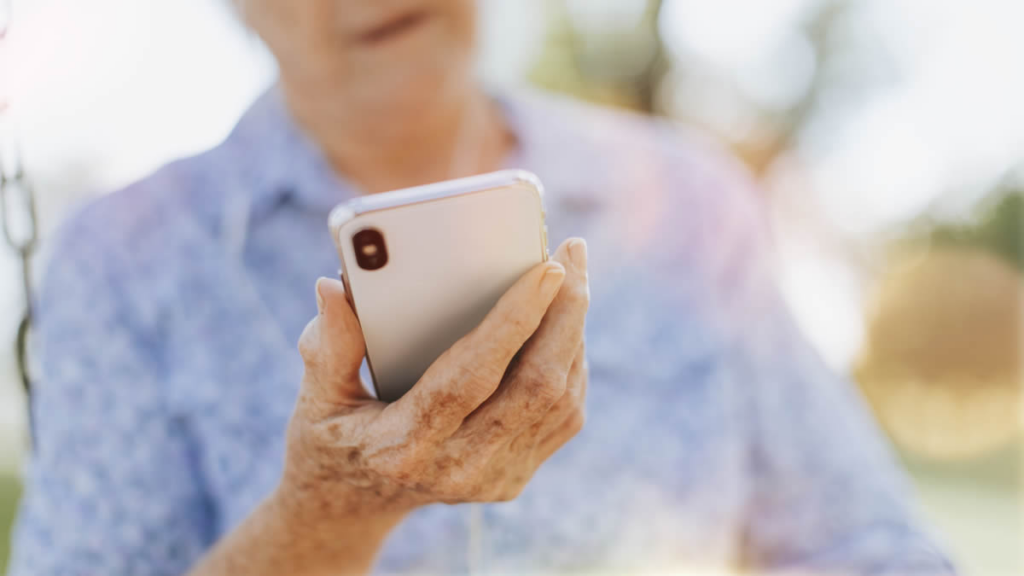 senhora idosa com celular na mão