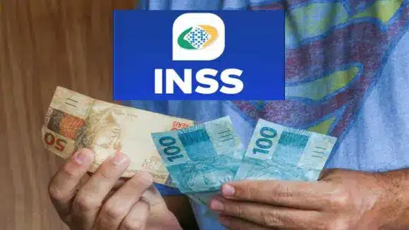 aposentado do inss segurando notas de 100 e 50 reais