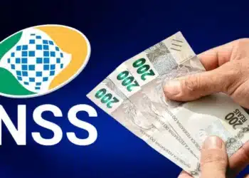 mão segurando o pagamento do inss com várias notas de 200 reais