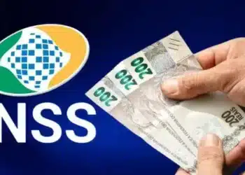 várias notas de 200 reais ao lado do logo do INSS