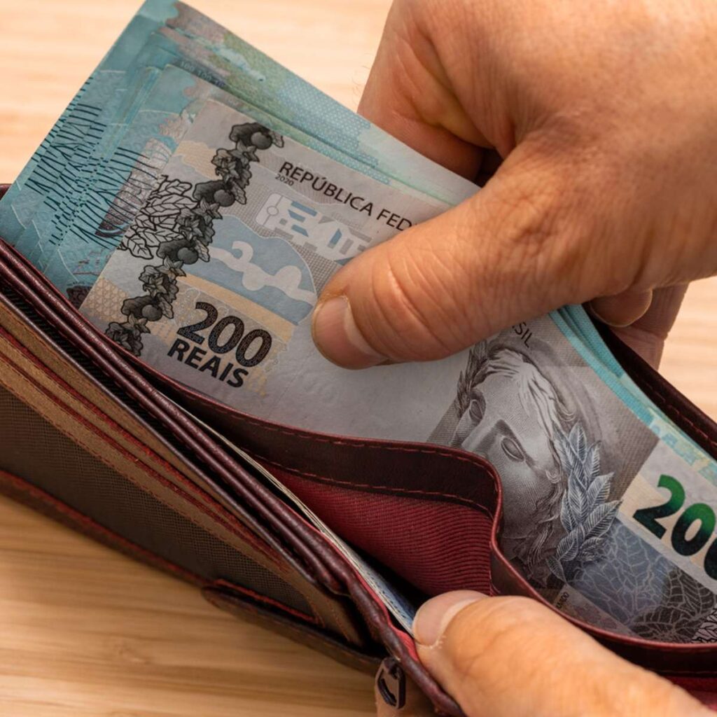 notas de duzentos e cem reais em uma carteira