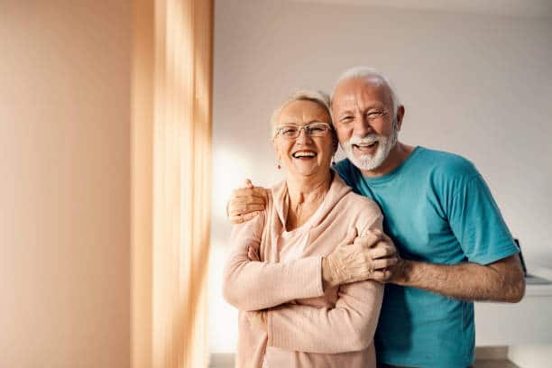 Um casal de idosos bem felizes com a concessão dos benefícios da carteira do idoso