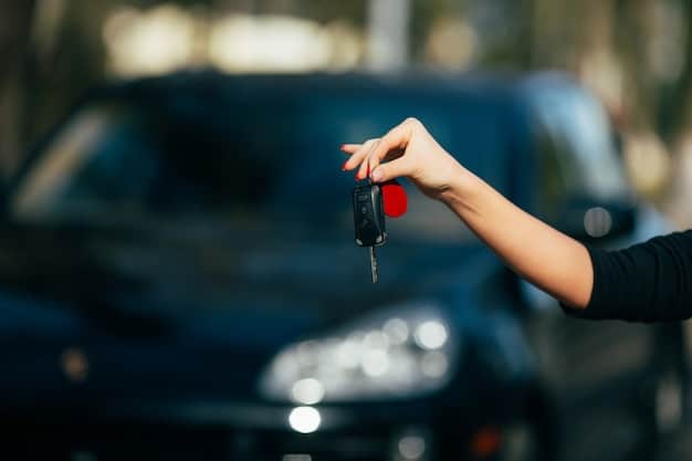 mulher com chave de carro na mão