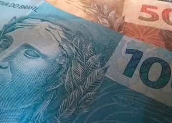 Notas de cem e cinquenta reais.