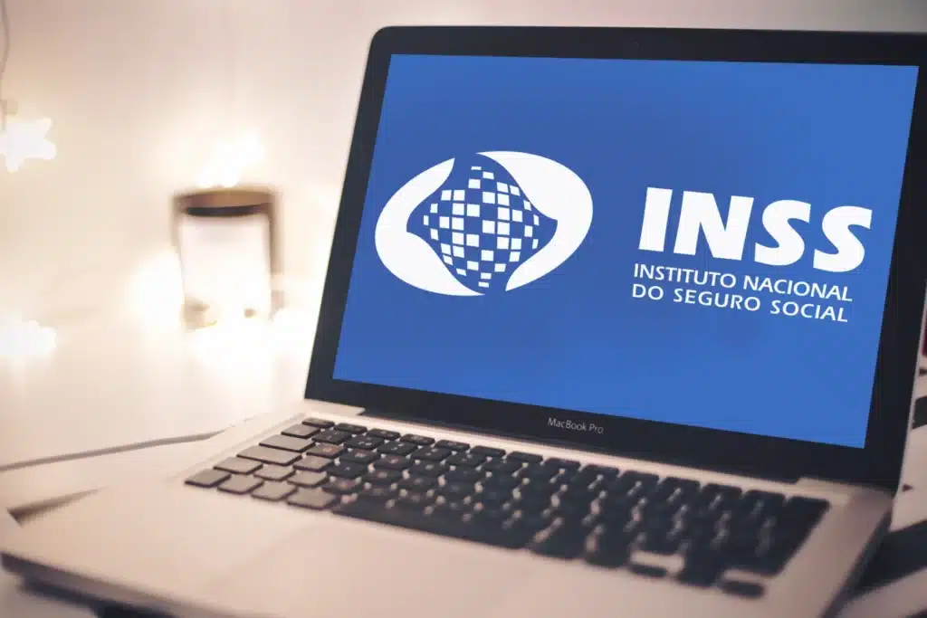 notebook aberto no site do inss