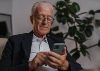 aposentado do inss olhando no celular