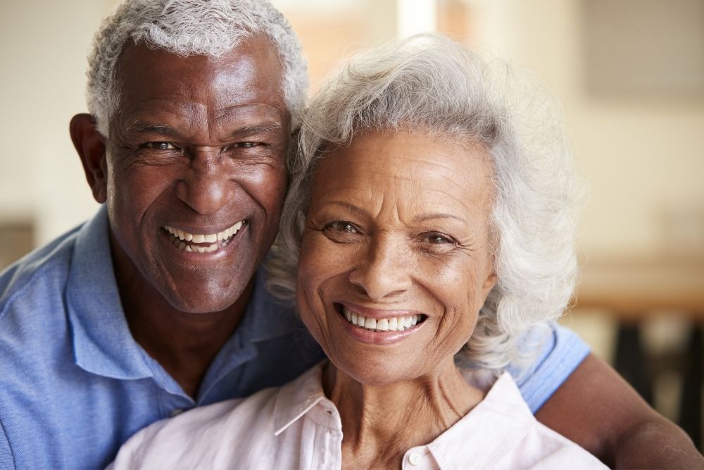 casal de idosos felizes por saber como funciona isenção IPTU para idosos