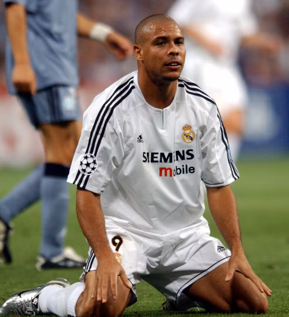 Ronaldo Fenômeno ajoelhado no campo