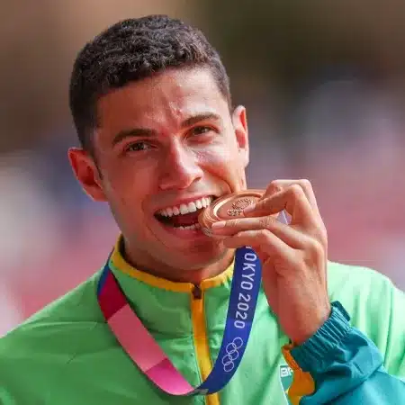 Thiago Braz com o bronze no salto com vara nas Olimpíadas de Tóquio-2020 (Fonte: Reprodução/ Google)