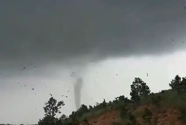 Os tornados são conhecidos por sua capacidade de destruição rápida e imprevisível. Fonte: Reprodução SBT News