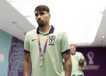 Jogador Lucas Paquetá saindo do estádio