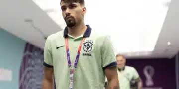 Jogador Lucas Paquetá saindo do estádio