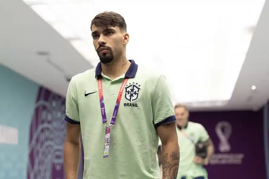 Jogador Lucas Paquetá saindo do estádio