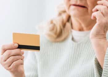 imagem de uma senhora vendo o cartão para idosos de 60 a 64 anos