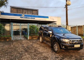 Carro da Polícia Federal em frente ao prédio da Previdência Social (Fonte: Reprodução/Governo Federal)